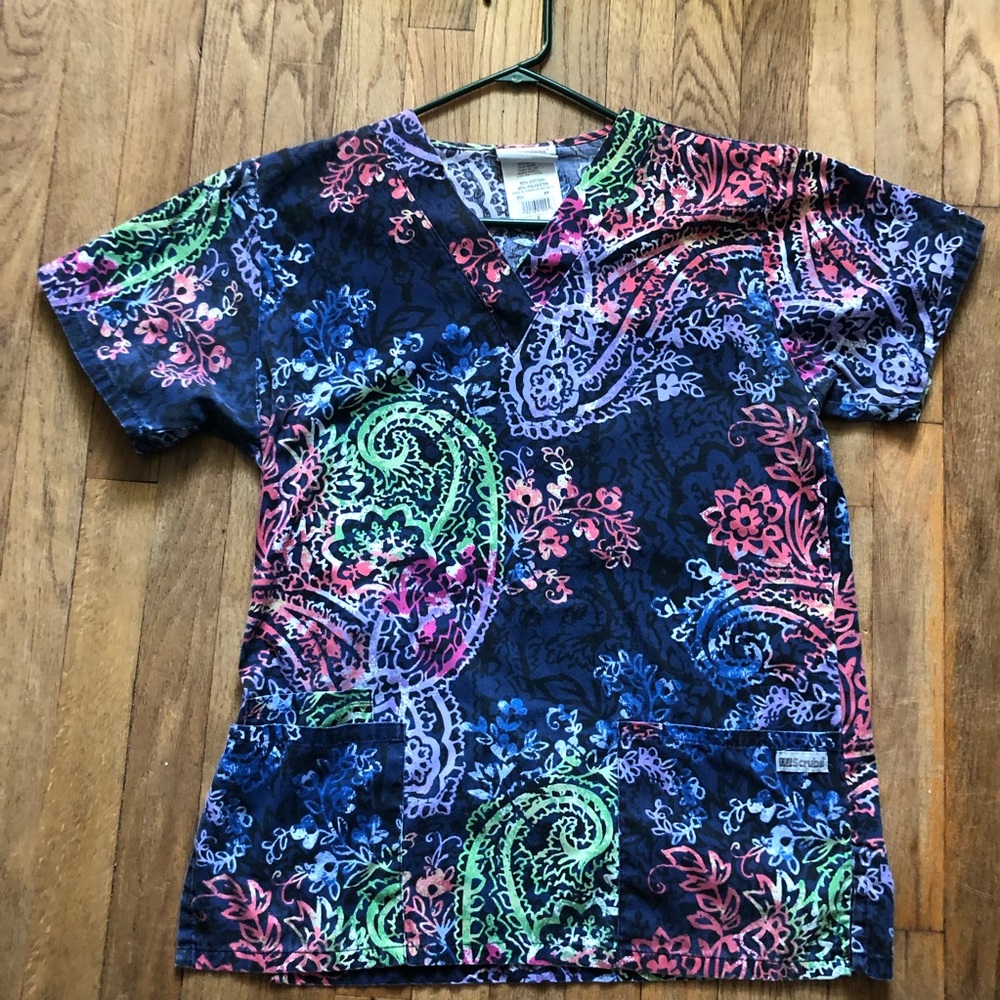 Uniform Advantage scrub top- colorful paisley